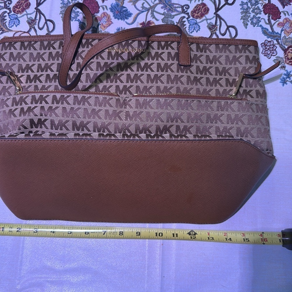 MICHAEL KORS Canvas Tote with Multiple Pockets and Gold Hardware EUC - Picture 12 of 13